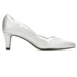 *** Easy Street Kim Pumps Easy Flex Elegantly Feminine Low Kitten Heels - Silver